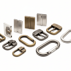 Hebillas metálicas premium en varios estilos y acabados elegantes.