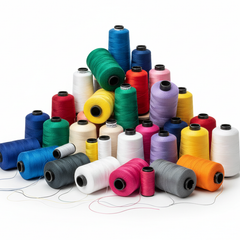 Conos de hilos especiales multicolores para overlock en forma piramidal.