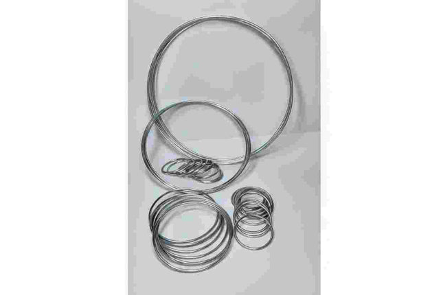 Argollas metálicas 8cm en distintos tamaños para manualidades en Chile. Ideales para macramé, atrapasueños y proyectos de costura creativa.