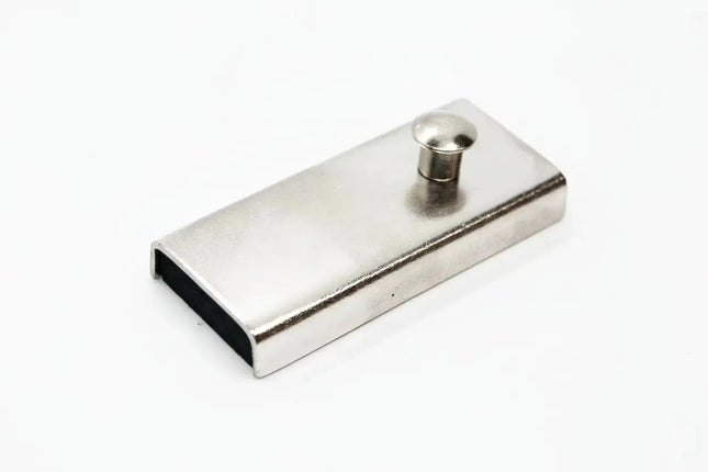 Guía Magnética Mediana MG 1 metálica con acabado pulido, ideal para corte preciso y alineación en máquinas de coser domésticas o industriales.