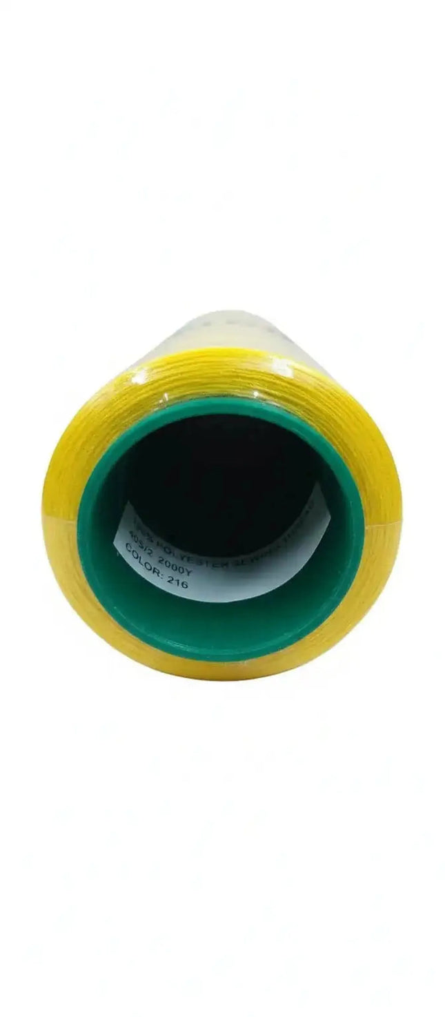 Vista inferior del hilo de coser amarillo Lama 40/2 de 2000 yardas, mostrando el interior del carrete y etiqueta con especificaciones del color.