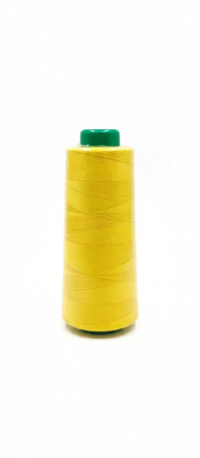 Hilo de coser amarillo 40/2 de 2000 yardas Lama con acabado brillante y núcleo verde, ideal para costura profesional y manualidades duraderas.