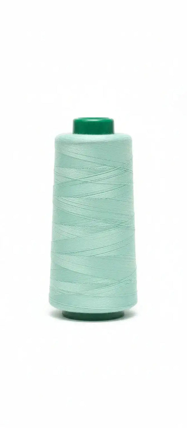 Hilo de coser 2000 Yds - Verde Agua #371 en cono plástico, ideal para proyectos de costura con acabados suaves y resistentes.