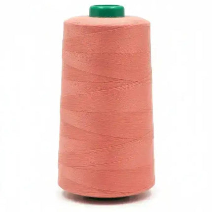 Hilo poliéster 2000 yardas Lama Sandia #495 con carrete verde, ideal para costura profesional y confección de alta resistencia.