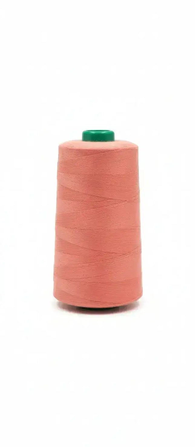 Hilo poliéster 2000 yardas Lama Sandia #495 con carrete verde, ideal para costura profesional y confección de alta resistencia.