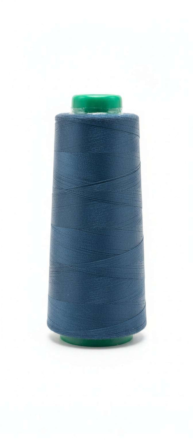 Hilo Azul Petróleo 40/2 - Lama 2000 yd #283 en cono grande con base verde, ideal para costura profesional y manualidades textiles.