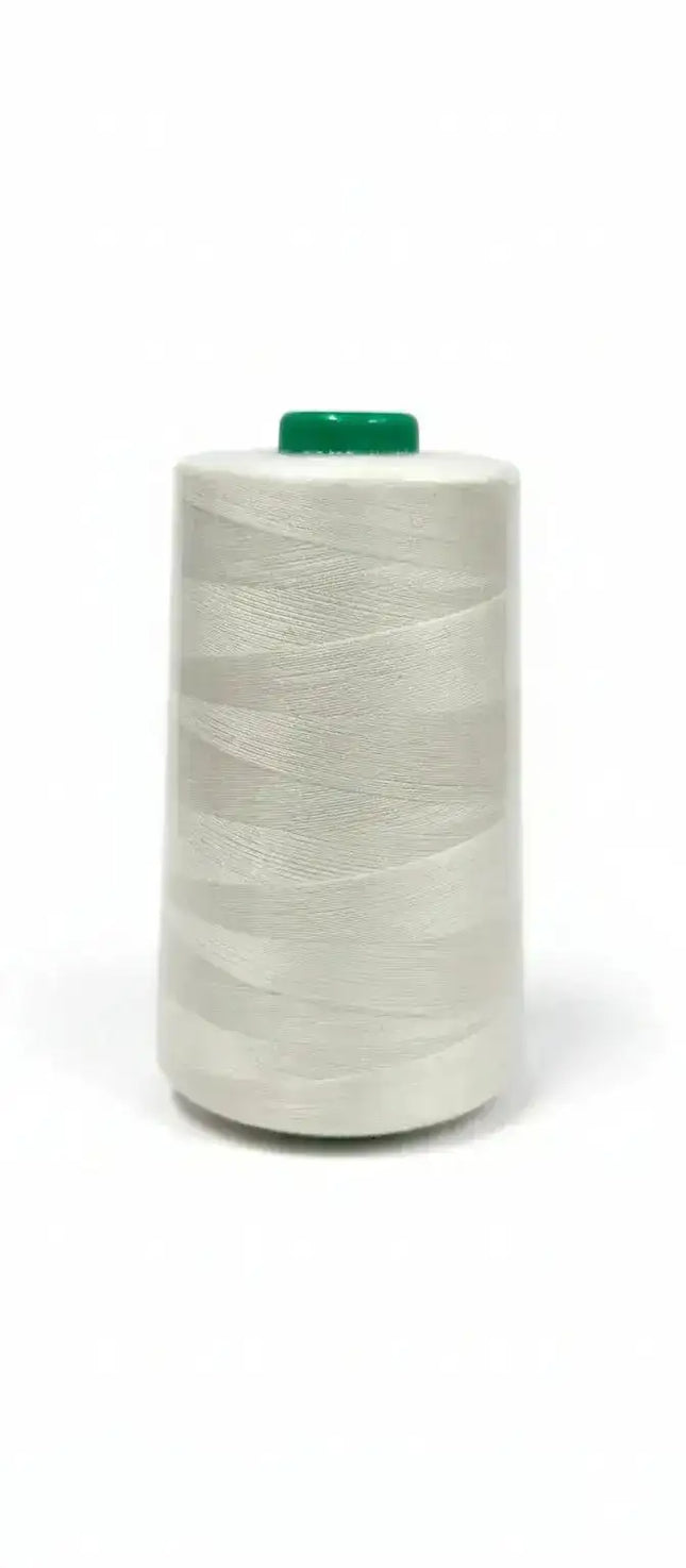 Carrete de Lama Hilo Blanco 40/2 de 2000 yardas con tapa verde, ideal para costura profesional y proyectos textiles de alta calidad.