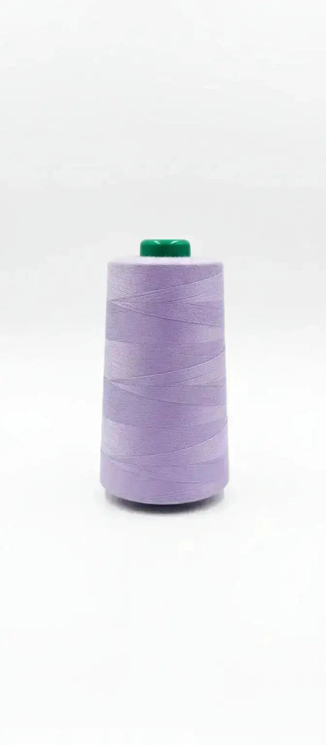 Hilo 40/2 lila de 2000 yardas Lama #409 en cono con tapa verde. Ideal para costura precisa y manualidades de alta calidad.