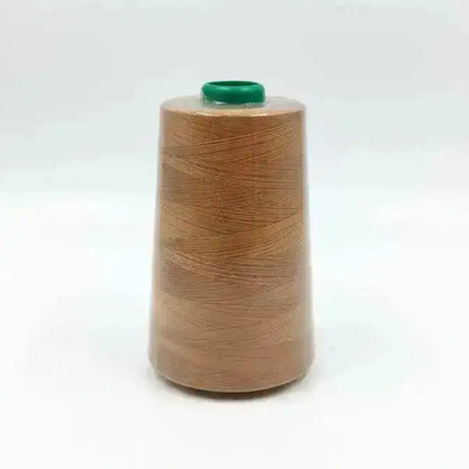 Hilo mostaza alta resistencia 2000 yardas Lama con núcleo verde, ideal para costura industrial y prendas modernas. Resistente y duradero para uso profesional.