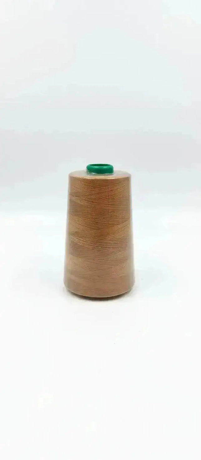 Hilo mostaza alta resistencia 2000 yardas Lama con núcleo verde, ideal para costura industrial y prendas modernas. Resistente y duradero para uso profesional.