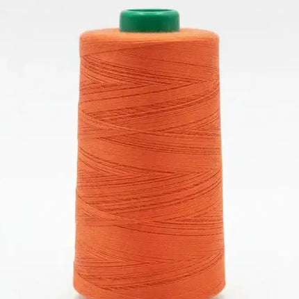 Hilo costura Lama naranjo - 2000 yardas con carrete verde, ideal para proyectos textiles industriales y domésticos. Alta resistencia y calidad.
