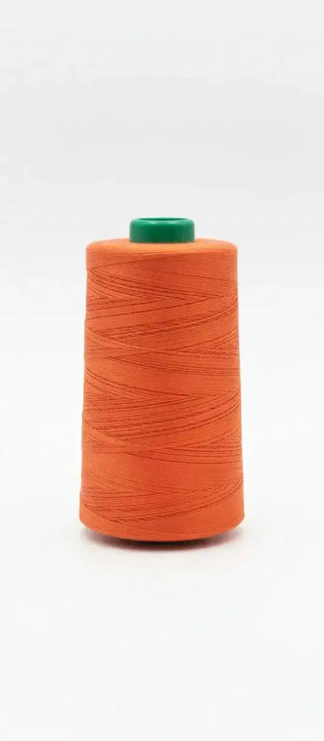 Hilo costura Lama naranjo - 2000 yardas con carrete verde, ideal para proyectos textiles industriales y domésticos. Alta resistencia y calidad.