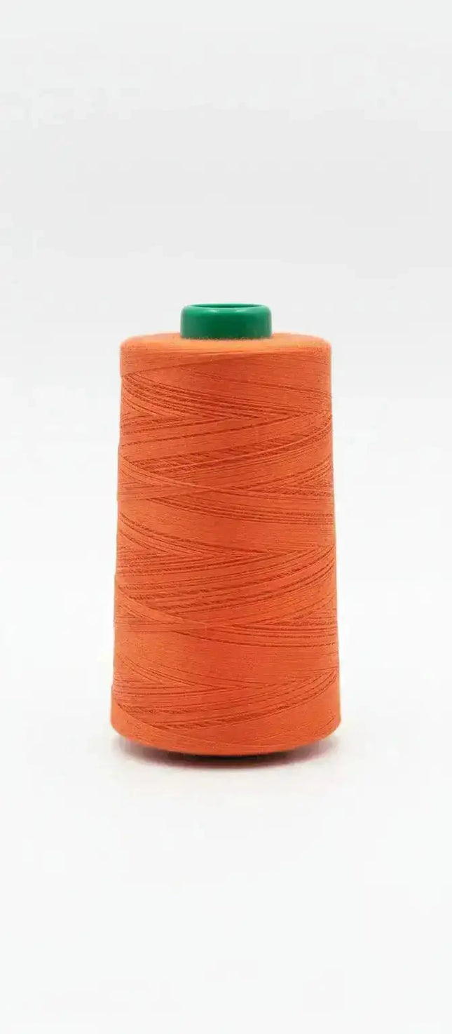 Hilo costura Lama naranjo - 2000 yardas con carrete verde, ideal para proyectos textiles industriales y domésticos. Alta resistencia y calidad.