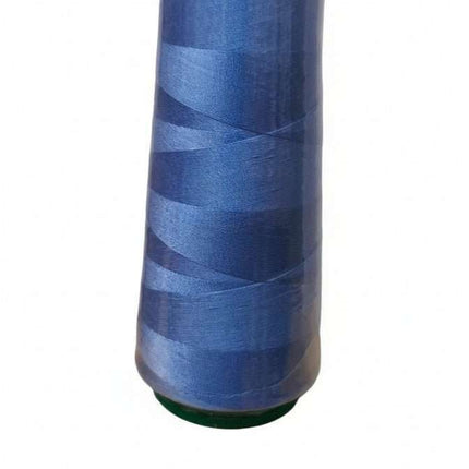 Hilo Profesional Lama 2000 Yardas - Oscuro en color azul, ideal para costura profesional con acabado uniforme y alta resistencia. Compatible con máquinas de coser industriales y domésticas.