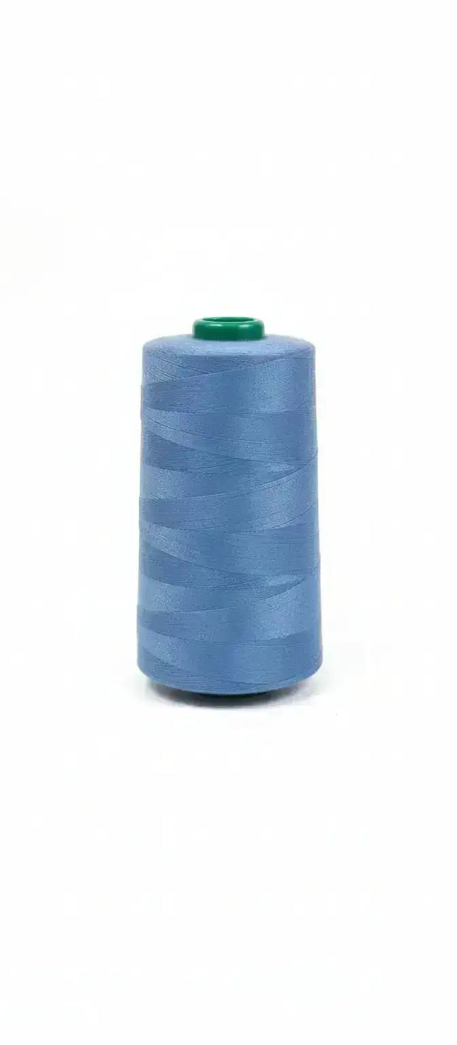 Hilo Profesional Lama - Costura | 2000 Yardas Vela Claro en color azul claro con carrete verde. Ideal para costura profesional y proyectos largos.