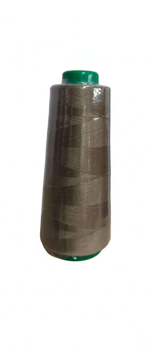 Hilo de Coser Beige Oscuro - 2000 yrds Lama #238 en cono grande con acabado brillante, ideal para costura profesional y manualidades textiles.