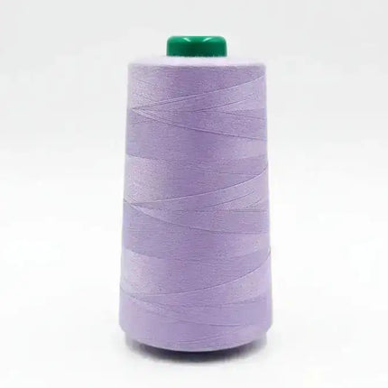 Hilo 40/2 lila de 2000 yardas Lama #409 en cono con tapa verde. Ideal para costura precisa y manualidades de alta calidad.