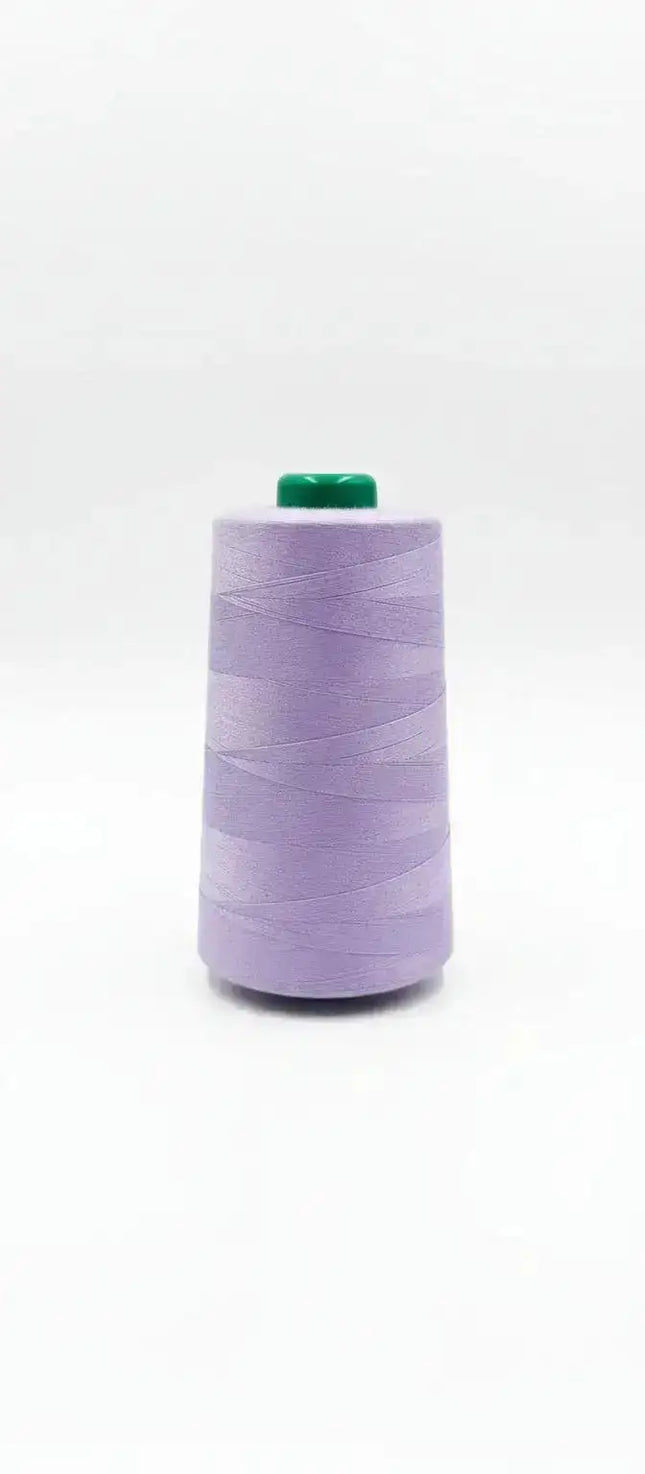 Hilo 40/2 lila de 2000 yardas Lama #409 en cono con tapa verde. Ideal para costura precisa y manualidades de alta calidad.