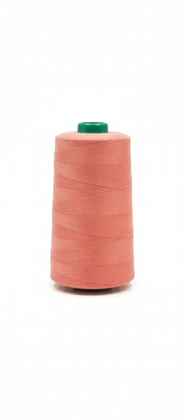 Hilo poliéster 2000 yardas Lama Sandia #495 con carrete verde, ideal para costura profesional y confección de alta resistencia.