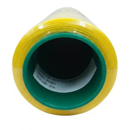 Vista inferior del hilo de coser amarillo Lama 40/2 de 2000 yardas, mostrando el interior del carrete y etiqueta con especificaciones del color.