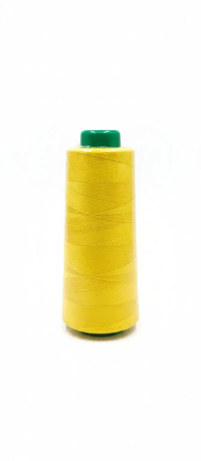 Hilo de coser amarillo 40/2 de 2000 yardas Lama con acabado brillante y núcleo verde, ideal para costura profesional y manualidades duraderas.