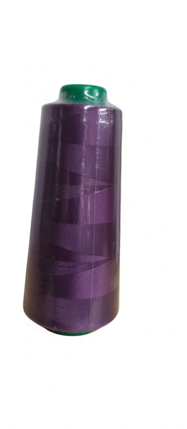 Hilo Coser 40/2 Morado - Lama #427 en cono grande con tono vibrante, ideal para costura fina y manualidades textiles.