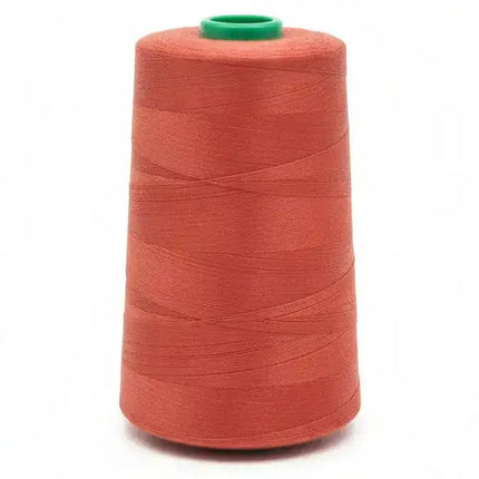 Hilo profesional terracota Lama de 2000 yardas con núcleo verde, ideal para costura industrial y doméstica de alta resistencia y precisión.