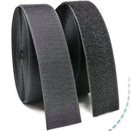 Velcro negro 5cm de alta adherencia en rollo completo de 25m, ideal para confección profesional y proyectos de alta resistencia.