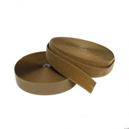 Rollo de velcro táctico coyote 10cm x 25m de alta duración, ideal para confección militar y aplicaciones tácticas exigentes.