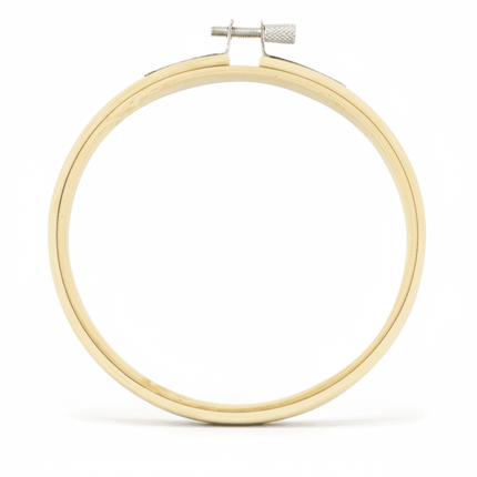 Bastidor de bambú N°4 de 11cm con tornillo metálico ajustable, perfecto para proyectos de bordado creativo. Producto de mercería de alta calidad en Tiendas Lupe.