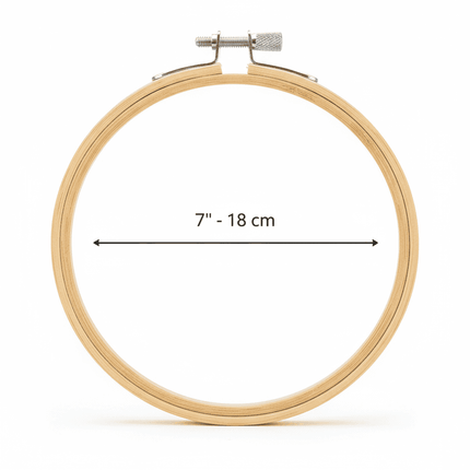 Bastidor de bambú N°7 de 18cm de diámetro con tornillo metálico ajustable. Perfecto para emprendimientos y bordado profesional en Chile.
