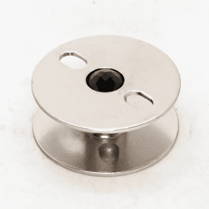 Carrete Máquina Recta Jumbo de metal con eje central reforzado, ideal para costura continua y mayor capacidad de hilo. Compatible con máquinas rectas industriales.