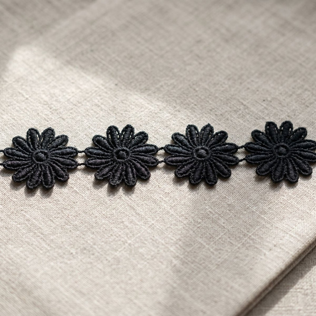 Flor Negra Grande – Aplicación Decorativa para Costura y Pasamanería en Chile - Tiendas Lupe