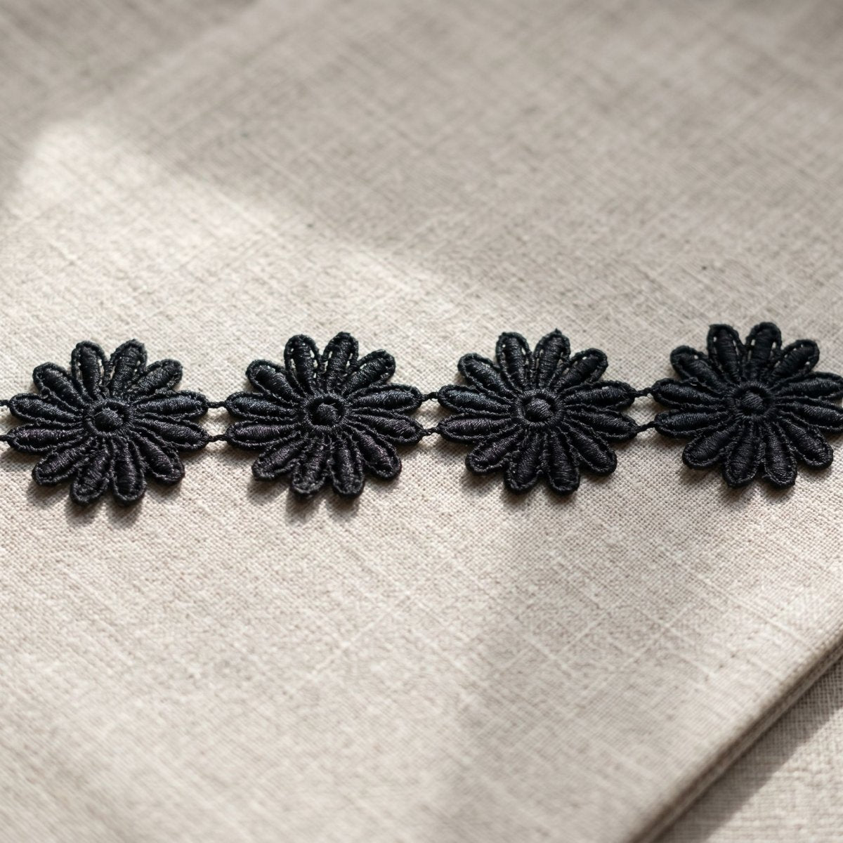 Flor Negra Grande – Aplicación Decorativa para Costura y Pasamanería en Chile - Tiendas Lupe