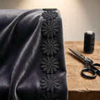 Flor Negra Grande – Aplicación Decorativa para Costura y Pasamanería en Chile - Tiendas Lupe