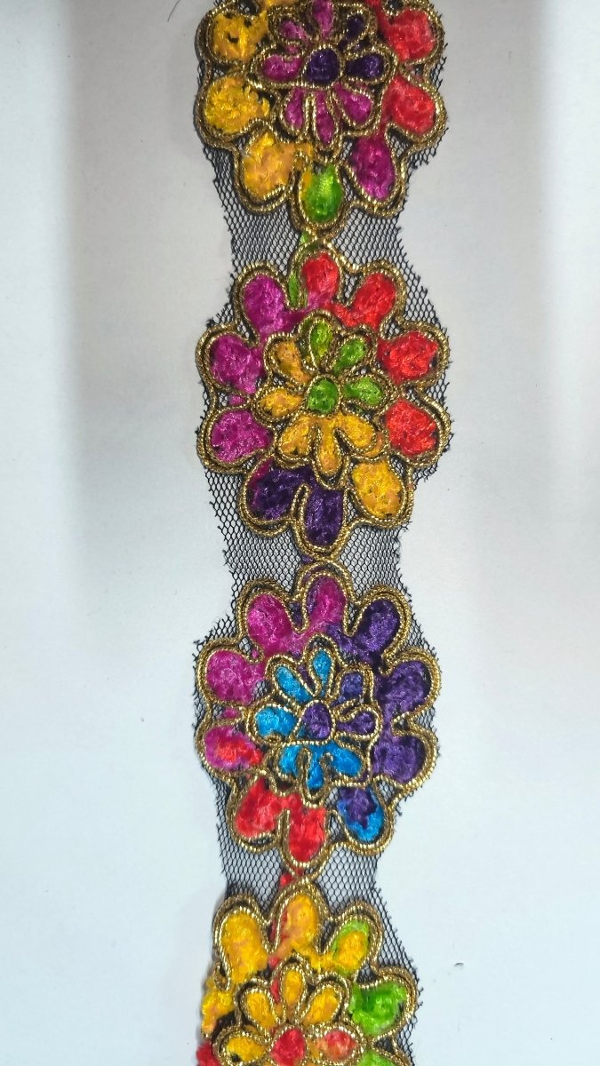 Galón Floral Multicolor Bordado con Hilo Dorado sobre Tul — Tiendas Lupe en Chile - Tiendas Lupe