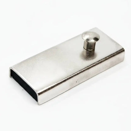 Guía Magnética Mediana MG 1 metálica con acabado pulido, ideal para corte preciso y alineación en máquinas de coser domésticas o industriales.