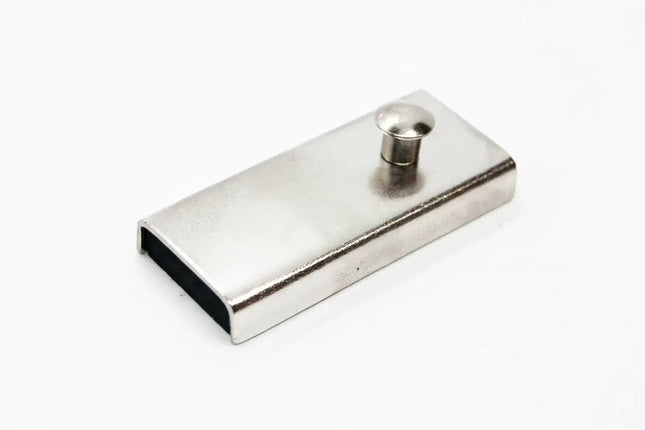 Guía Magnética Mediana MG 1 metálica con acabado pulido, ideal para corte preciso y alineación en máquinas de coser domésticas o industriales.