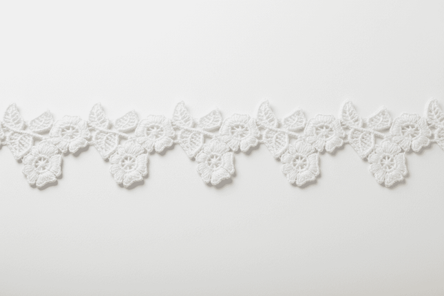 Pasamanería Macramé Blanca Flor 30 Yardas de Tiendas Lupe con diseño floral detallado, ideal para decoración de vestidos y manualidades elegantes.