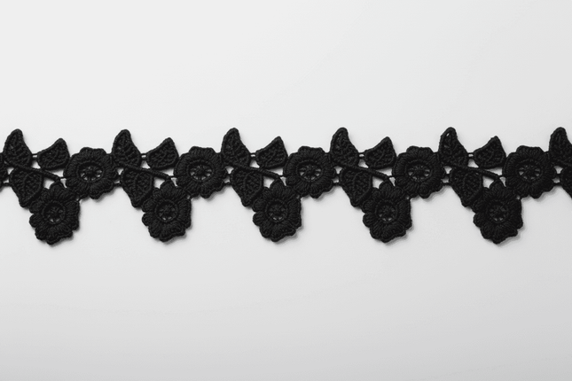 Cinta macramé flor blanca 30 yardas Chile con diseño floral en pasamanería negra ideal para costura y decoración artesanal de alta calidad.