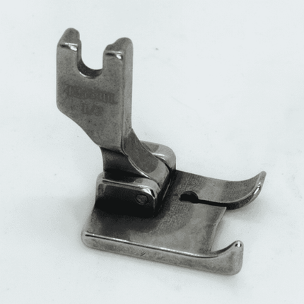 Pie Máquina Recta con Guía Izquierdo metálico para costura precisa en proyectos textiles. Accesorio ideal para máquinas de coser industriales.