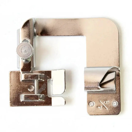 Accesorio pie metálico para máquina de coser doméstica, compatible con modelos universales. Pie de costura ideal para proyectos precisos y fáciles de instalar.