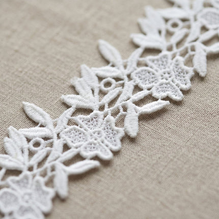 Tira de Guipur Floral con Hojas en Relieve Blanco — Tiendas Lupe en Chile - Tiendas Lupe