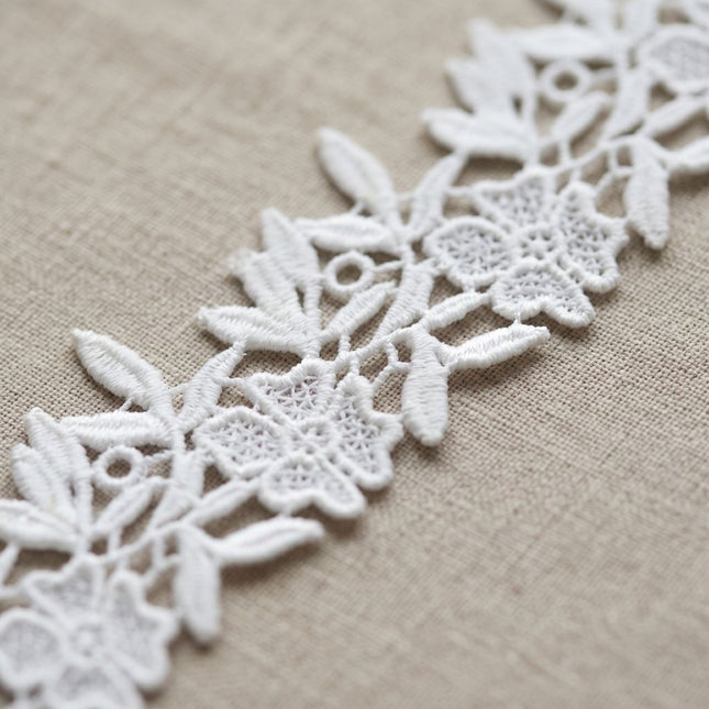 Tira de Guipur Floral con Hojas en Relieve Blanco — Tiendas Lupe en Chile - Tiendas Lupe