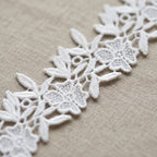 Tira de Guipur Floral con Hojas en Relieve Blanco — Tiendas Lupe en Chile - Tiendas Lupe