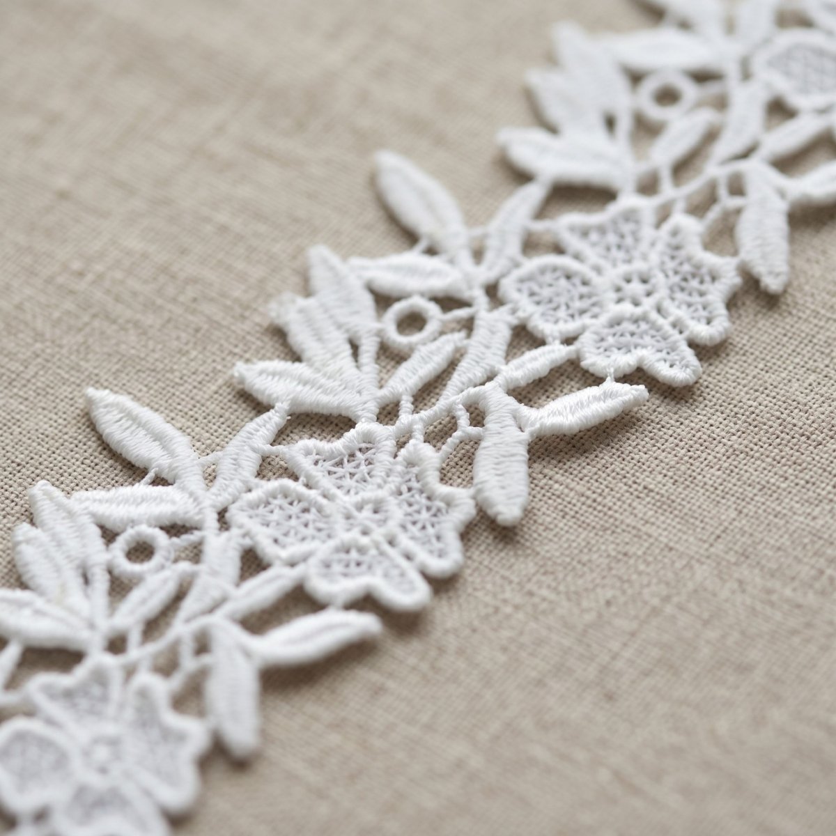 Tira de Guipur Floral con Hojas en Relieve Blanco — Tiendas Lupe en Chile - Tiendas Lupe