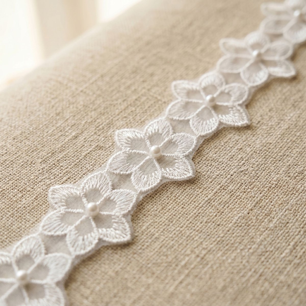 Tira de Perlas sobre Organza Blanca — Tiendas Lupe Imagen secundaria del producto